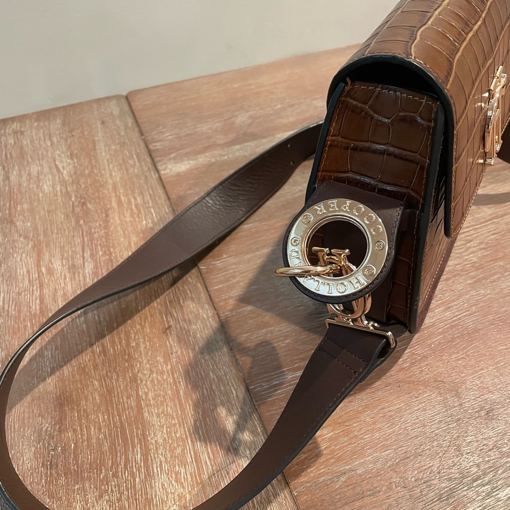 Elegant Brown Croc-Embossed Crossbody Bag - Picture 2 of 5